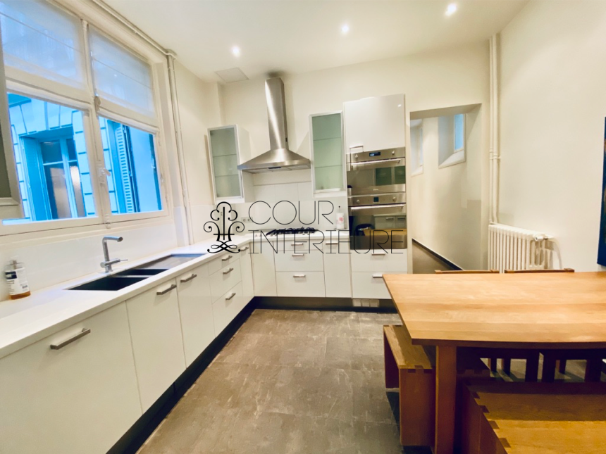 MEUBLÉ – 6/7 Pièces – Paris 17ème – Rue Pierre Demours – 210 m2 – 1er étage avec ascenseur – Loyer charges comprises : 5.900 euros (chauffage central)