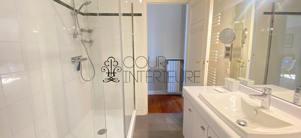 MEUBLÉ – 2 chambres + 1 bureau – Paris 17ème – 106 m2 + balcon 3 m2  – Villiers – Levis -7eme et dernier étage avec grand balcon / terrasse  – Loyer charges comprises  : 3.890 euros