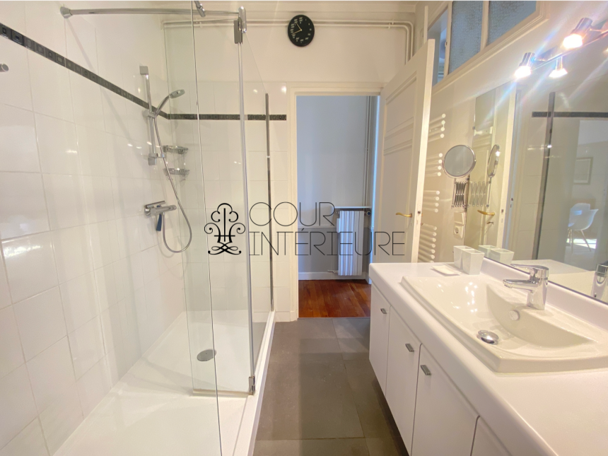 MEUBLÉ – 2 chambres + 1 bureau – Paris 17ème – 106 m2 + balcon 3 m2  – Villiers – Levis -7eme et dernier étage avec grand balcon / terrasse  – Loyer charges comprises  : 3.890 euros