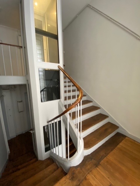 VIDE – Studio / 2 pièces (coin nuit) – 30 m2 – Paris 9ème – Rue Joubert – 5ème et dernier étage avec ascenseur – Loyer charges comprises : 1.180 €