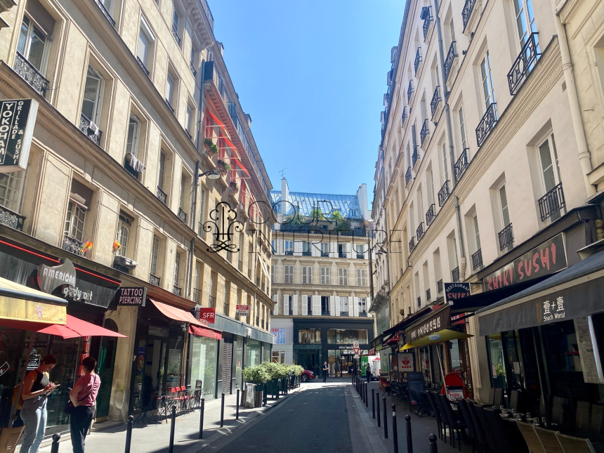 VIDE – Studio / 2 pièces (coin nuit) – 30 m2 – Paris 9ème – Rue Joubert – 5ème et dernier étage avec ascenseur – Loyer charges comprises : 1.180 €