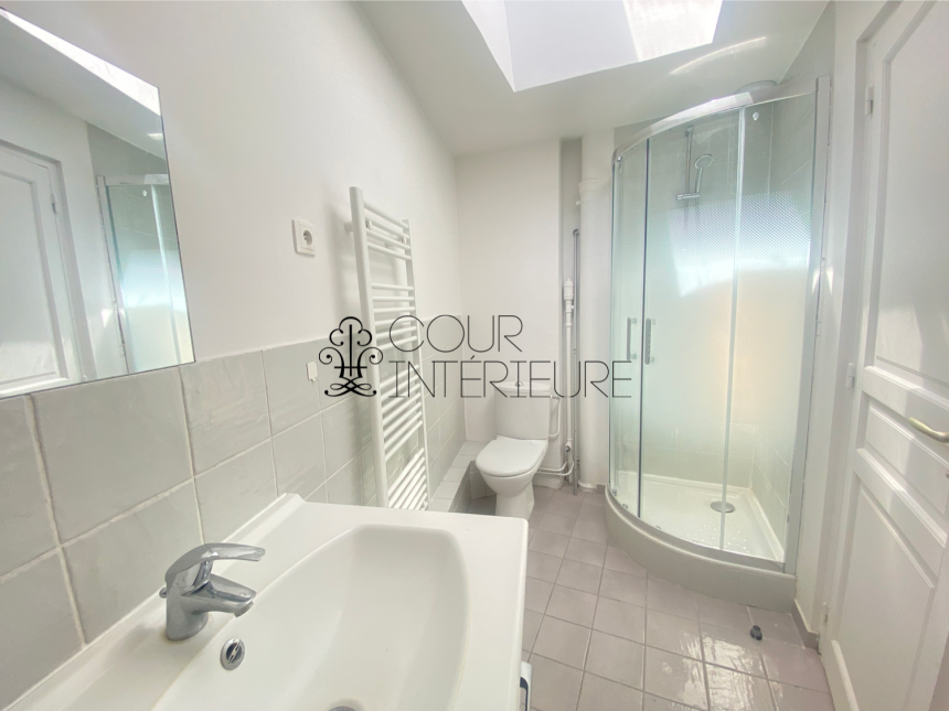 VIDE – Studio / 2 pièces (coin nuit) – 30 m2 – Paris 9ème – Rue Joubert – 5ème et dernier étage avec ascenseur – Loyer charges comprises : 1.180 €