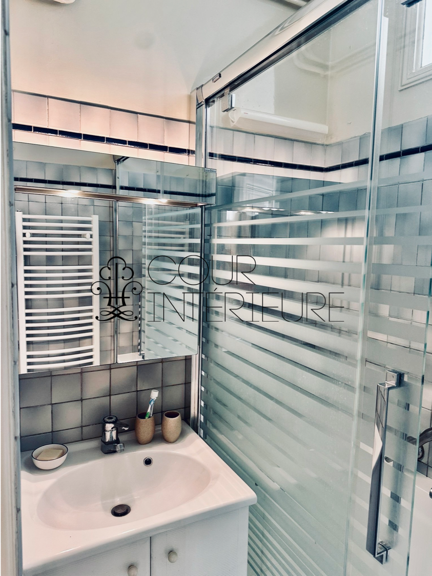 MEUBLÉ – 3 pièces (1 chambre) – 67 m2 – Paris 16ème – Village d’Auteuil – Rue Pierre Guerin – 4ème étage ascenseur – Loyer charges comprises : 2.450 euros