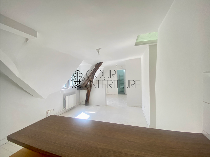 VIDE – Studio / 2 pièces (coin nuit) – 30 m2 – Paris 9ème – Rue Joubert – 5ème et dernier étage avec ascenseur – Loyer charges comprises : 1.180 €