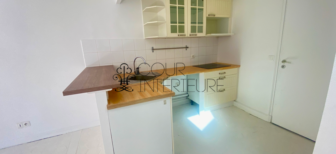 VIDE – Studio / 2 pièces (coin nuit) – 30 m2 – Paris 9ème – Rue Joubert – 5ème et dernier étage avec ascenseur – Loyer charges comprises : 1.180 €