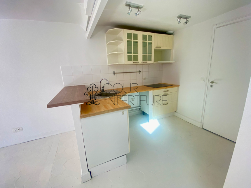 VIDE – Studio / 2 pièces (coin nuit) – 30 m2 – Paris 9ème – Rue Joubert – 5ème et dernier étage avec ascenseur – Loyer charges comprises : 1.180 €