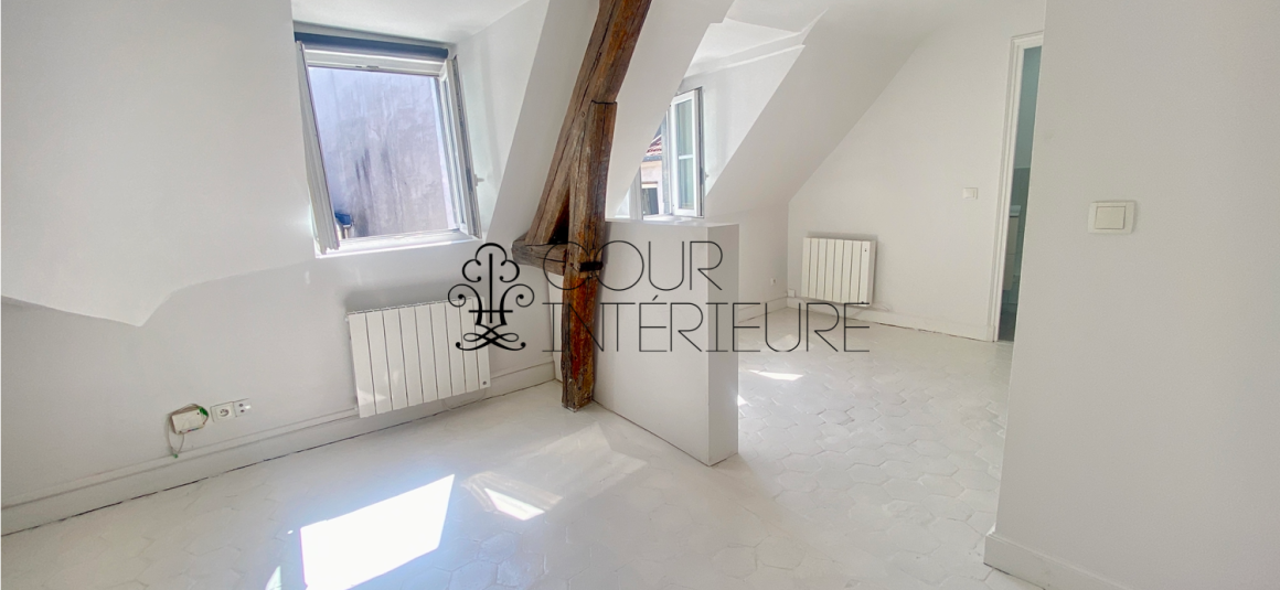 VIDE – Studio / 2 pièces (coin nuit) – 30 m2 – Paris 9ème – Rue Joubert – 5ème et dernier étage avec ascenseur – Loyer charges comprises : 1.180 €