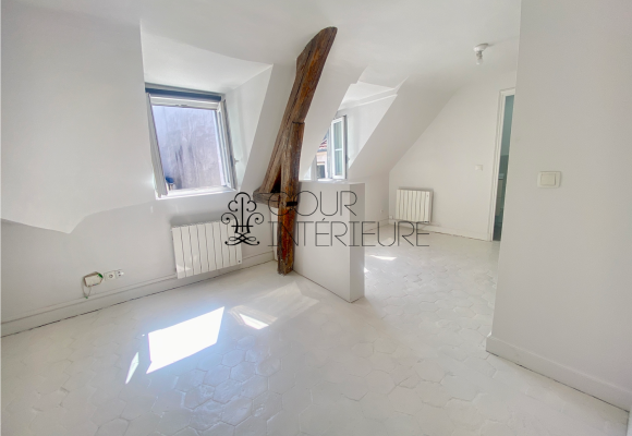 VIDE – Studio / 2 pièces (coin nuit) – 30 m2 – Paris 9ème – Rue Joubert – 5ème et dernier étage avec ascenseur – Loyer charges comprises : 1.180 €