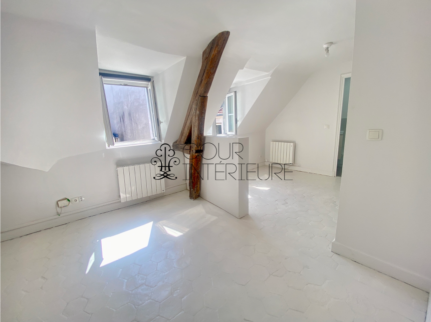 VIDE – Studio / 2 pièces (coin nuit) – 30 m2 – Paris 9ème – Rue Joubert – 5ème et dernier étage avec ascenseur – Loyer charges comprises : 1.180 €