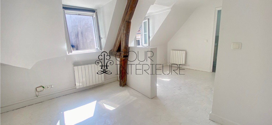 VIDE – Studio / 2 pièces (coin nuit) – 30 m2 – Paris 9ème – Rue Joubert – 5ème et dernier étage avec ascenseur – Loyer charges comprises : 1.180 €