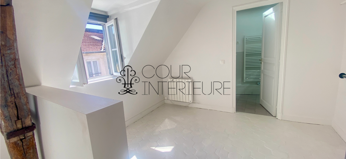 VIDE – Studio / 2 pièces (coin nuit) – 30 m2 – Paris 9ème – Rue Joubert – 5ème et dernier étage avec ascenseur – Loyer charges comprises : 1.180 €