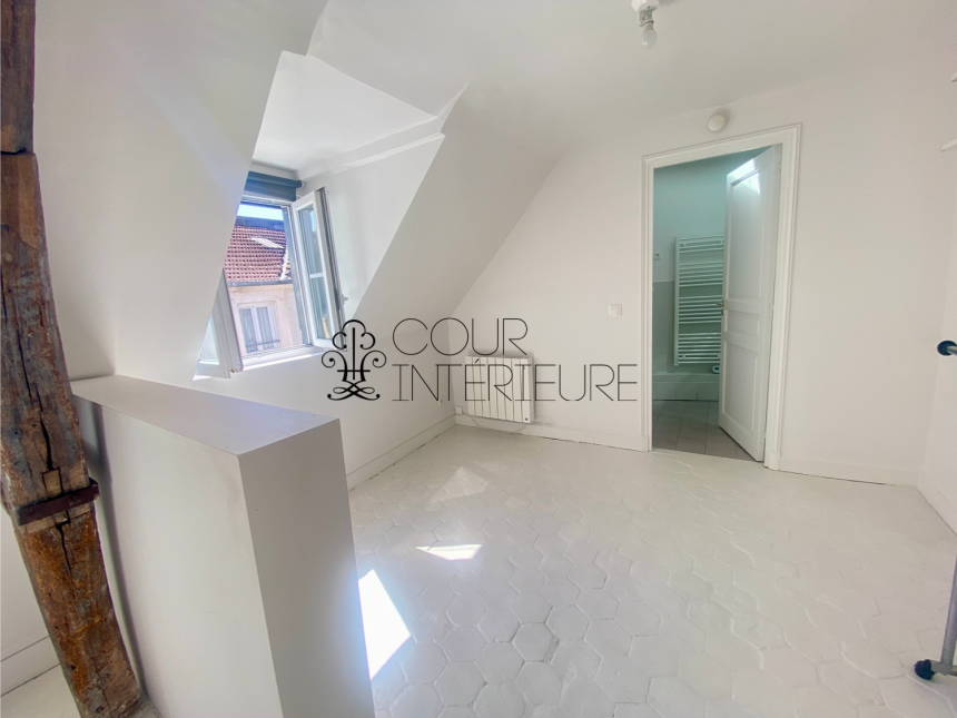 VIDE – Studio / 2 pièces (coin nuit) – 30 m2 – Paris 9ème – Rue Joubert – 5ème et dernier étage avec ascenseur – Loyer charges comprises : 1.180 €