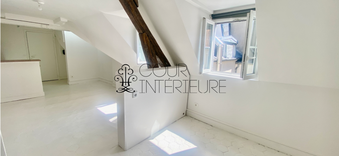 VIDE – Studio / 2 pièces (coin nuit) – 30 m2 – Paris 9ème – Rue Joubert – 5ème et dernier étage avec ascenseur – Loyer charges comprises : 1.180 €