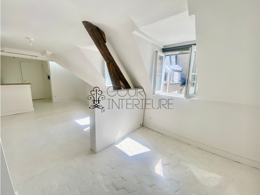 VIDE – Studio / 2 pièces (coin nuit) – 30 m2 – Paris 9ème – Rue Joubert – 5ème et dernier étage avec ascenseur – Loyer charges comprises : 1.180 €