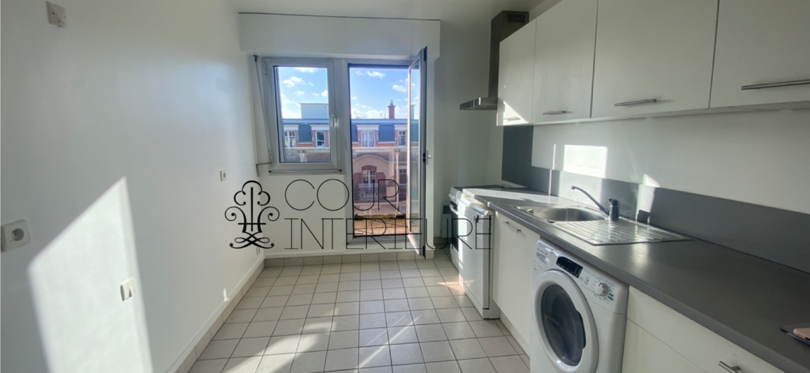 VIDE – 3 chambres – Paris 15ème – Rue de la Convention – 105 m2 + Balcon Terrasse de 12,5 m2 –  7ème et dernier étage avec ascenseur – Double parking en sous-sol – Loyer charges comprises : 3.950 euros cc