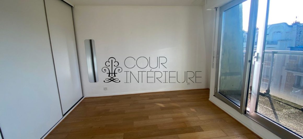 VIDE – 3 chambres – Paris 15ème – Rue de la Convention – 105 m2 + Balcon Terrasse de 12,5 m2 –  7ème et dernier étage avec ascenseur – Double parking en sous-sol – Loyer charges comprises : 3.950 euros cc