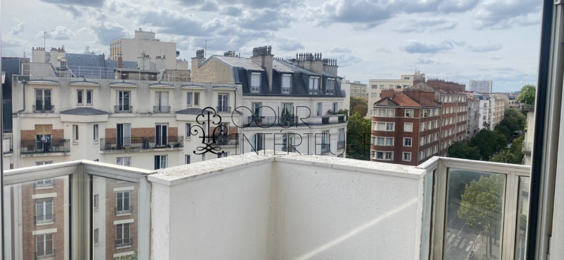 VIDE – 3 chambres – Paris 15ème – Rue de la Convention – 105 m2 + Balcon Terrasse de 12,5 m2 –  7ème et dernier étage avec ascenseur – Double parking en sous-sol – Loyer charges comprises : 3.950 euros cc