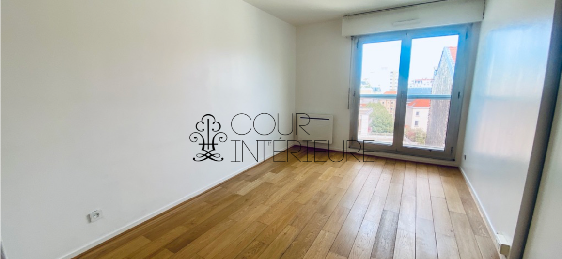 VIDE – 3 chambres – Paris 15ème – Rue de la Convention – 105 m2 + Balcon Terrasse de 12,5 m2 –  7ème et dernier étage avec ascenseur – Double parking en sous-sol – Loyer charges comprises : 3.950 euros cc