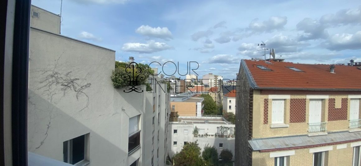 VIDE – 3 chambres – Paris 15ème – Rue de la Convention – 105 m2 + Balcon Terrasse de 12,5 m2 –  7ème et dernier étage avec ascenseur – Double parking en sous-sol – Loyer charges comprises : 3.950 euros cc