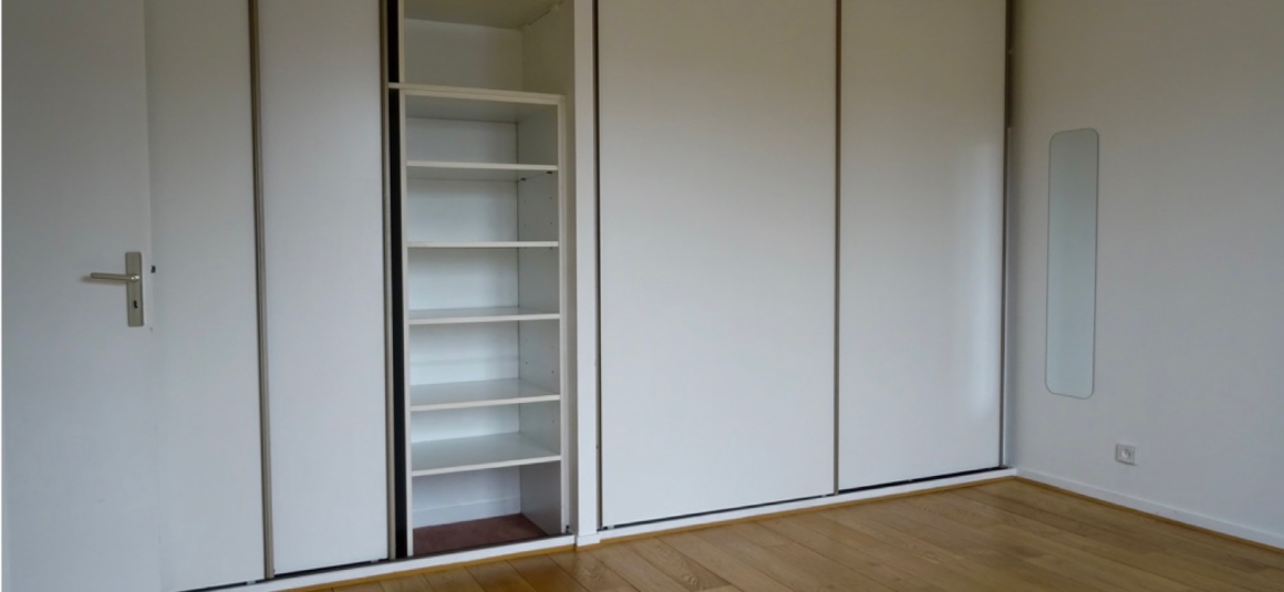 VIDE – 3 chambres – Paris 15ème – Rue de la Convention – 105 m2 + Balcon Terrasse de 12,5 m2 –  7ème et dernier étage avec ascenseur – Double parking en sous-sol – Loyer charges comprises : 3.950 euros cc