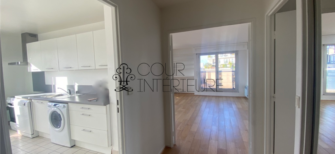 VIDE – 3 chambres – Paris 15ème – Rue de la Convention – 105 m2 + Balcon Terrasse de 12,5 m2 –  7ème et dernier étage avec ascenseur – Double parking en sous-sol – Loyer charges comprises : 3.950 euros cc