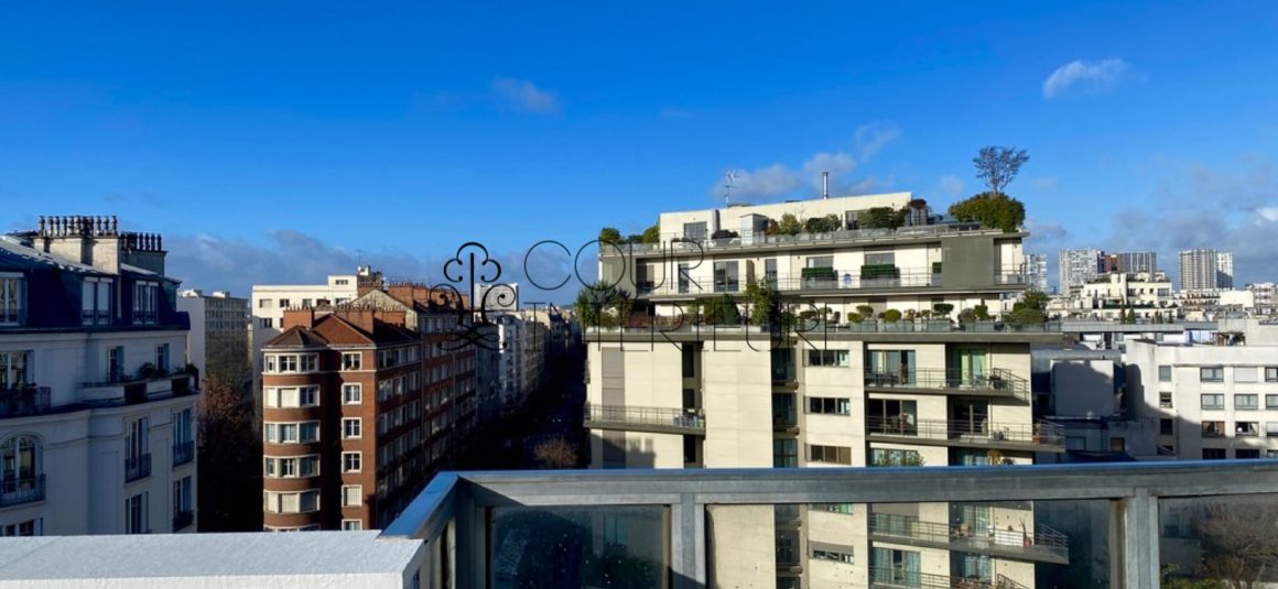 VIDE – 3 chambres – Paris 15ème – Rue de la Convention – 105 m2 + Balcon Terrasse de 12,5 m2 –  7ème et dernier étage avec ascenseur – Double parking en sous-sol – Loyer charges comprises : 3.950 euros cc