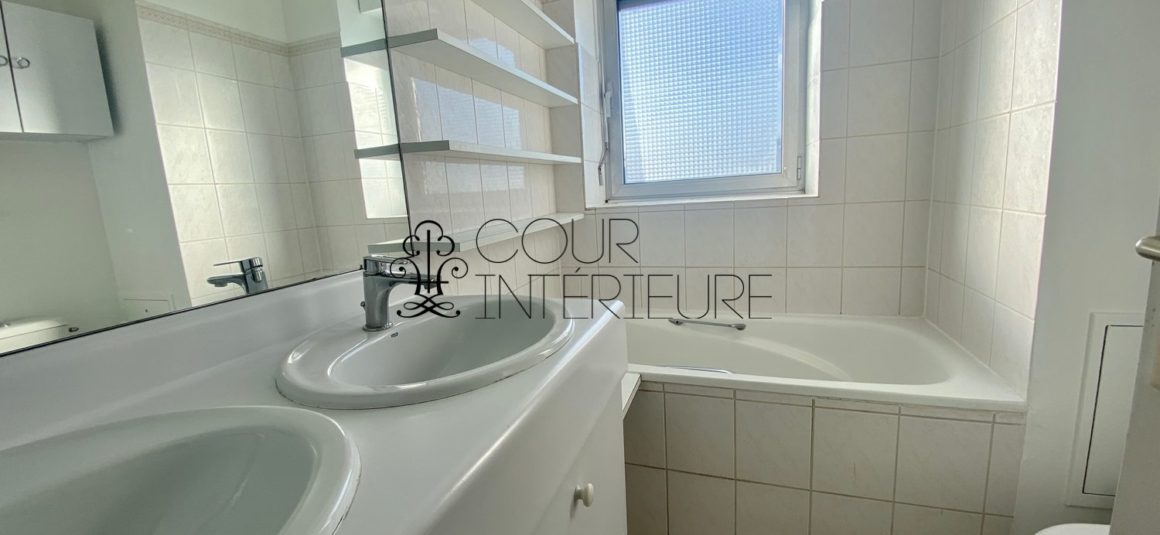VIDE – 3 chambres – Paris 15ème – Rue de la Convention – 105 m2 + Balcon Terrasse de 12,5 m2 –  7ème et dernier étage avec ascenseur – Double parking en sous-sol – Loyer charges comprises : 3.950 euros cc