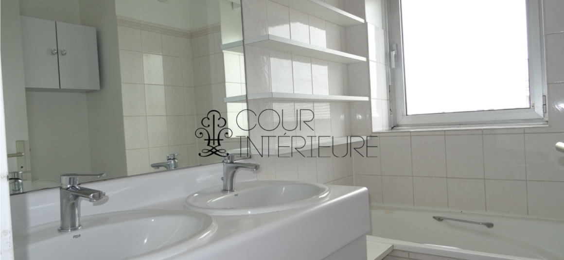 VIDE – 3 chambres – Paris 15ème – Rue de la Convention – 105 m2 + Balcon Terrasse de 12,5 m2 –  7ème et dernier étage avec ascenseur – Double parking en sous-sol – Loyer charges comprises : 3.950 euros cc