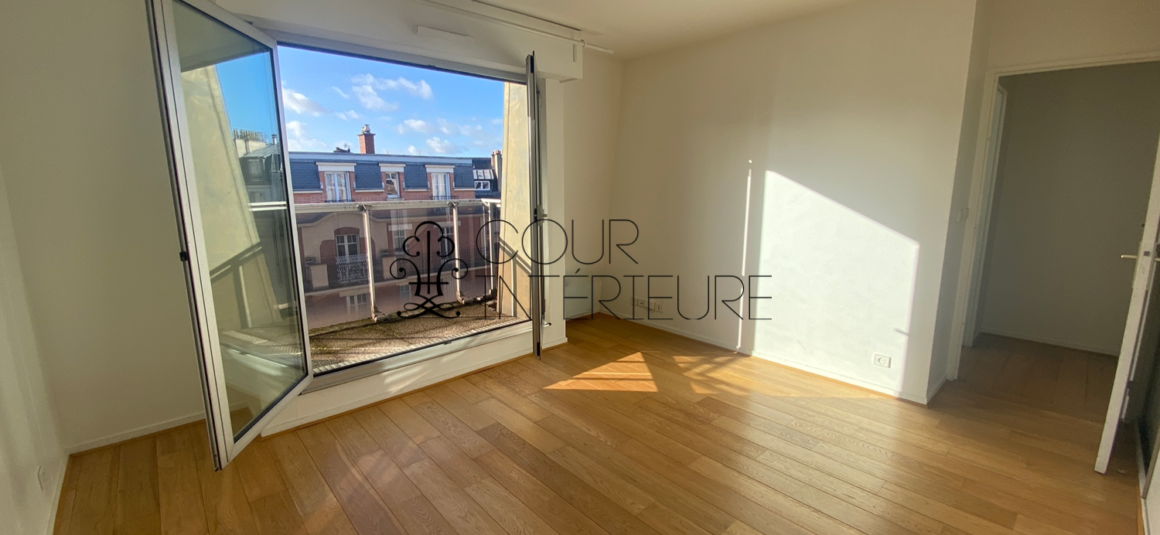 VIDE – 3 chambres – Paris 15ème – Rue de la Convention – 105 m2 + Balcon Terrasse de 12,5 m2 –  7ème et dernier étage avec ascenseur – Double parking en sous-sol – Loyer charges comprises : 3.578 euros cc