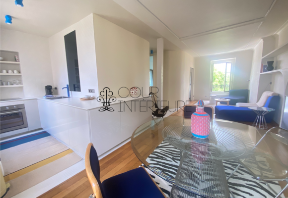 MEUBLÉ – 1 chambre – 47 m2 (50 m2 au sol) – Paris 7ème – Rue Vaneau – 5ème et dernier étage (ascenseur jusqu&rsquo;au 4ème) – Loyer charges comprises : 2.107 €