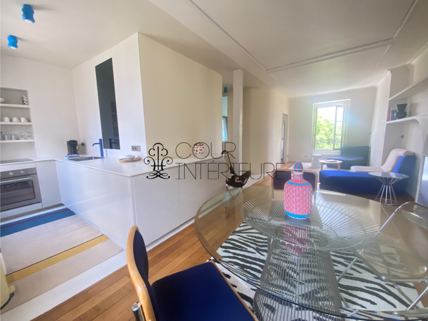 MEUBLÉ – 1 chambre – 47 m2 (50 m2 au sol) – Paris 7ème – Rue Vaneau – 5ème et dernier étage (ascenseur jusqu&rsquo;au 4ème) – Loyer charges comprises : 2.107 €