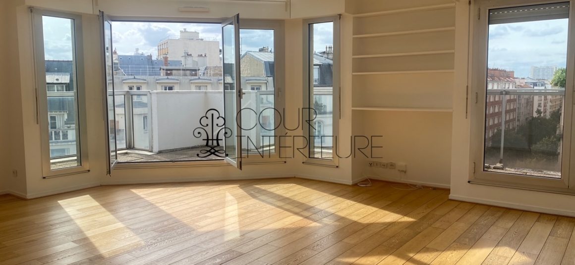 VIDE – 3 chambres – Paris 15ème – Rue de la Convention – 105 m2 + Balcon Terrasse de 12,5 m2 –  7ème et dernier étage avec ascenseur – Double parking en sous-sol – Loyer charges comprises : 3.578 euros cc
