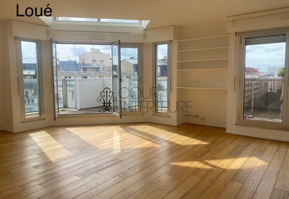 VIDE – 3 chambres – Paris 15ème – Rue de la Convention – 105 m2 + Balcon Terrasse de 12,5 m2 –  7ème et dernier étage avec ascenseur – Double parking en sous-sol – Loyer charges comprises : 3.578 euros cc