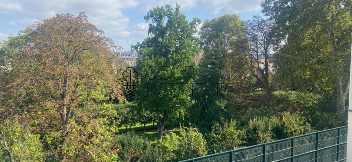 MEUBLÉ – 1 chambre – 47 m2 (50 m2 au sol) – Paris 7ème – Rue Vaneau – 5ème et dernier étage (ascenseur jusqu’au 4ème) – Loyer charges comprises : 2.107 €