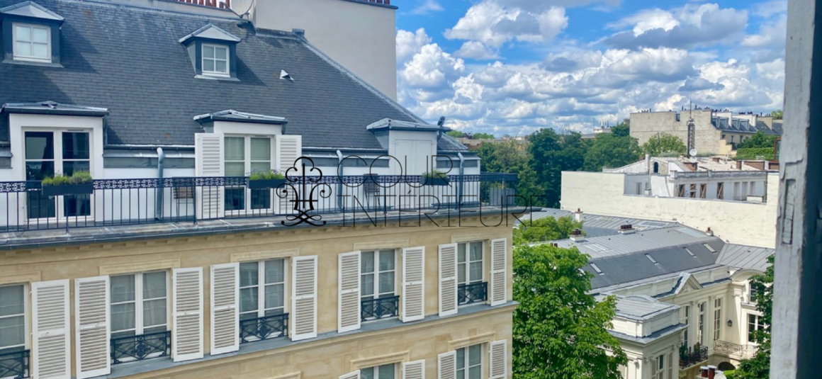 MEUBLÉ – 1 chambre – 47 m2 (50 m2 au sol) – Paris 7ème – Rue Vaneau – 5ème et dernier étage (ascenseur jusqu’au 4ème) – Loyer charges comprises : 2.107 €