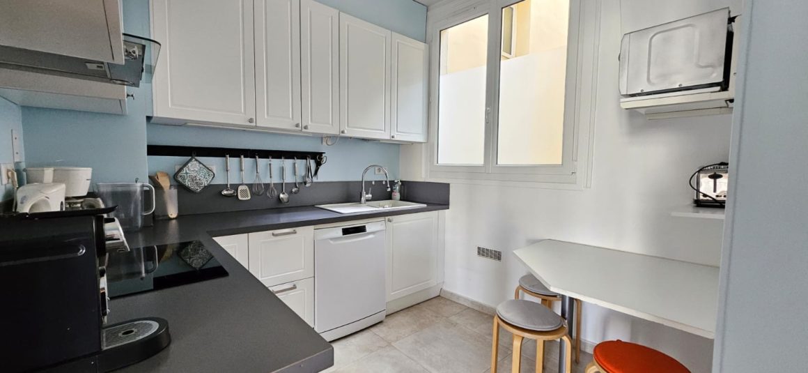 MEUBLÉ – 2 chambres + 1 bureau – 86 m2 – Paris 8ème (limite 17ème) – Ternes / rue Saint Honoré – 3ème étage avec ascenseur – Loyer charges comprises : 3.300 euros + possibilité parking 200 euros