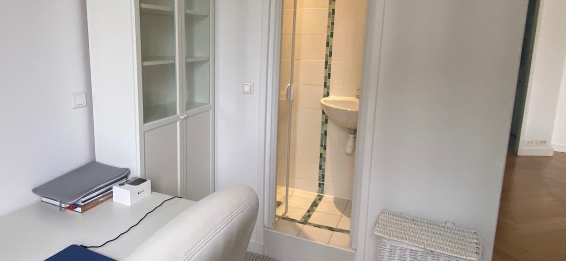 MEUBLÉ – 2 chambres + 1 bureau – 86 m2 – Paris 8ème (limite 17ème) – Ternes / rue Saint Honoré – 3ème étage avec ascenseur – Loyer charges comprises : 3.300 euros + possibilité parking 200 euros