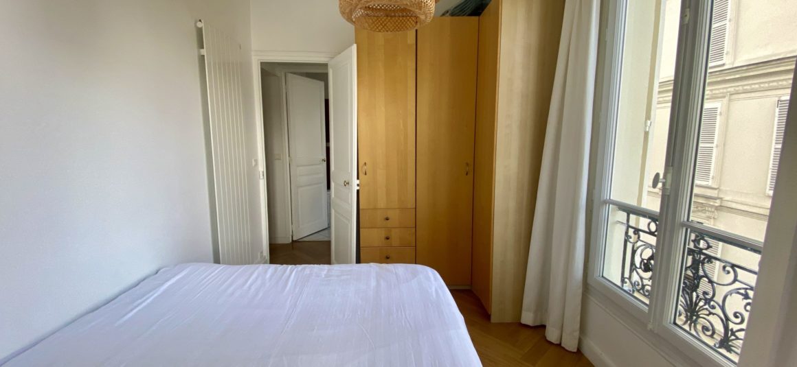 MEUBLÉ – 2 chambres + 1 bureau – 86 m2 – Paris 8ème (limite 17ème) – Ternes / rue Saint Honoré – 3ème étage avec ascenseur – Loyer charges comprises : 3.300 euros + possibilité parking 200 euros