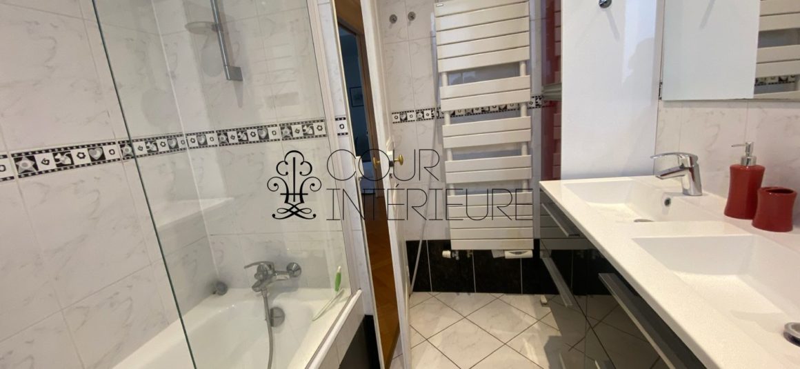 MEUBLÉ – 2 chambres + 1 bureau – 86 m2 – Paris 8ème (limite 17ème) – Ternes / rue Saint Honoré – 3ème étage avec ascenseur – Loyer charges comprises : 3.300 euros + possibilité parking 200 euros