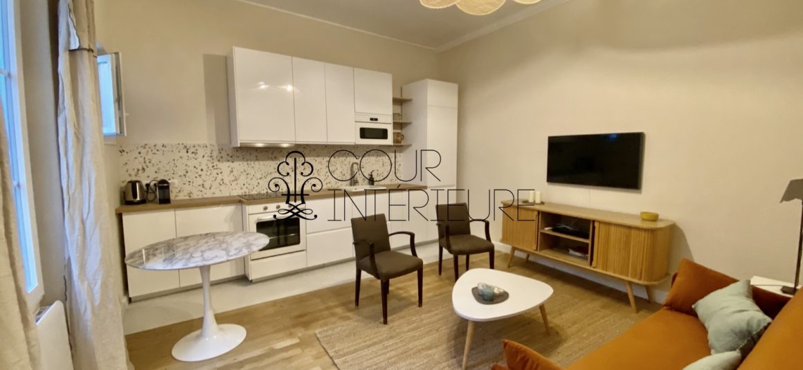 MEUBLÉ – 1 chambre – Plein centre de Neuilly sur Seine 92 (proximité immédiate place du Marché) – Rue Madeleine Michelis – 39,04 m2 – Rez de jardin entièrement sur cour – Loyer charges comprises  : 1.690 euros