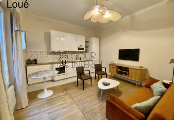 MEUBLÉ – 1 chambre – Plein centre de Neuilly sur Seine 92 (proximité immédiate place du Marché) – Rue Madeleine Michelis – 39,04 m2 – Rez de jardin entièrement sur cour – Loyer charges comprises  : 1.690 euros