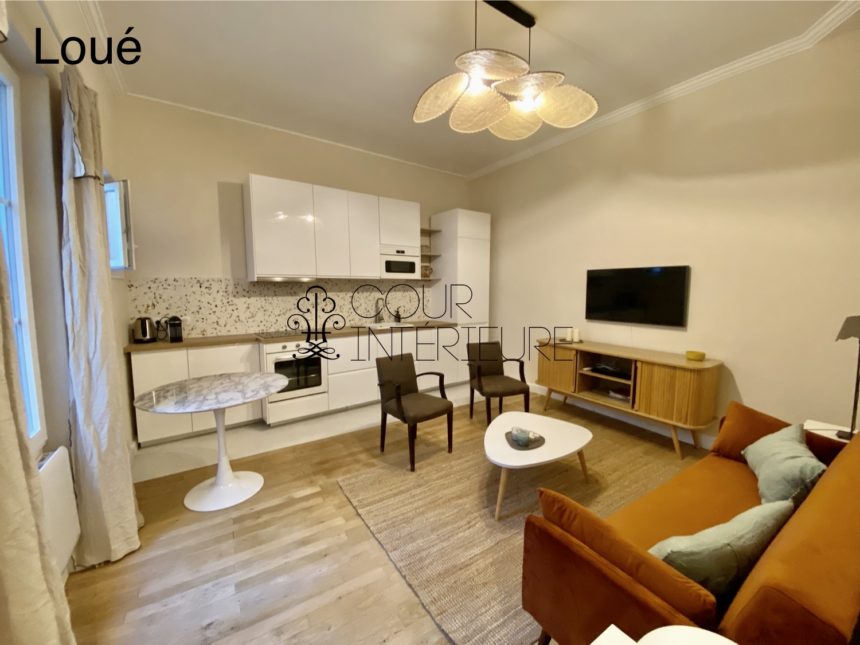 MEUBLÉ – 1 chambre – Plein centre de Neuilly sur Seine 92 (proximité immédiate place du Marché) – Rue Madeleine Michelis – 39,04 m2 – Rez de jardin entièrement sur cour – Loyer charges comprises  : 1.690 euros