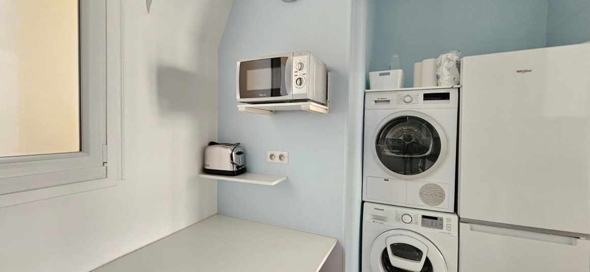 MEUBLÉ – 2 chambres + 1 bureau – 86 m2 – Paris 8ème (limite 17ème) – Ternes / rue Saint Honoré – 3ème étage avec ascenseur – Loyer charges comprises : 3.300 euros + possibilité parking 200 euros