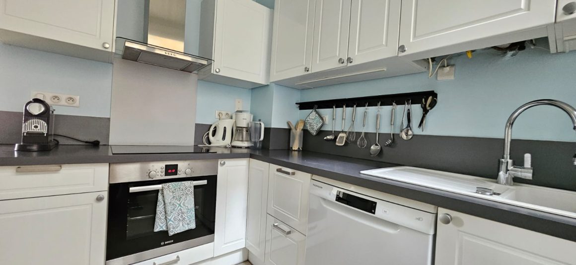 MEUBLÉ – 2 chambres + 1 bureau – 86 m2 – Paris 8ème (limite 17ème) – Ternes / rue Saint Honoré – 3ème étage avec ascenseur – Loyer charges comprises : 3.300 euros + possibilité parking 200 euros