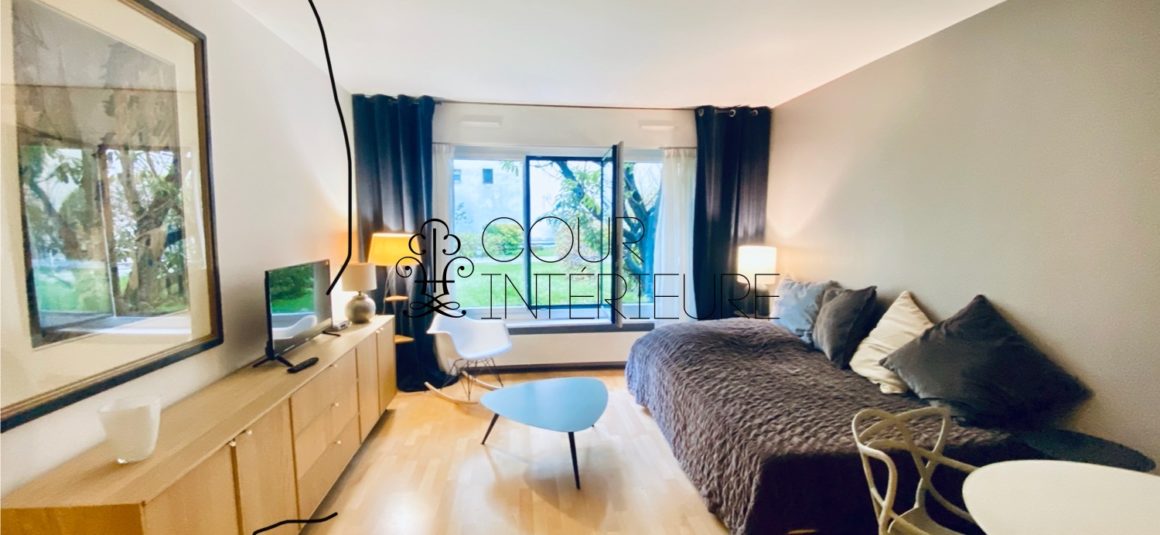 MEUBLÉ – Studio avec lit double – 27 m2 – Paris 9ème – Rue Rochechouart – 1er étage – Loyer charges comprises : 1.200 € (chauffage collectif)