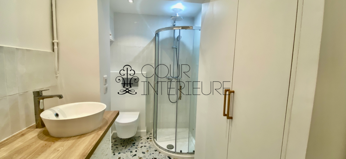 MEUBLÉ – 1 chambre – Plein centre de Neuilly sur Seine 92 (proximité immédiate place du Marché) – Rue Madeleine Michelis – 39,04 m2 – Rez de jardin entièrement sur cour – Loyer charges comprises  : 1.690 euros