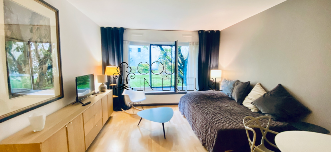 MEUBLÉ – Studio avec lit double – 27 m2 – Paris 9ème – Rue Rochechouart – 1er étage – Loyer charges comprises : 1.200 € (chauffage collectif)