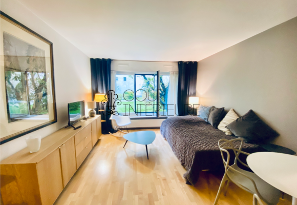 MEUBLÉ – Studio avec lit double – 27 m2 – Paris 9ème – Rue Rochechouart – 1er étage avec ascenseur  – Loyer charges comprises : 1.200 € (chauffage collectif)