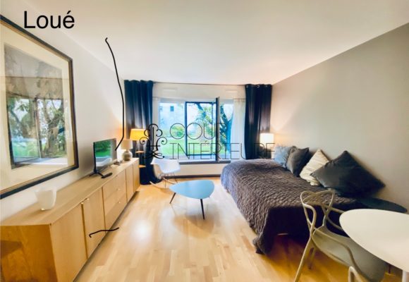 MEUBLÉ – Studio avec lit double – 27 m2 – Paris 9ème – Rue Rochechouart – 1er étage – Loyer charges comprises : 1.200 € (chauffage collectif)