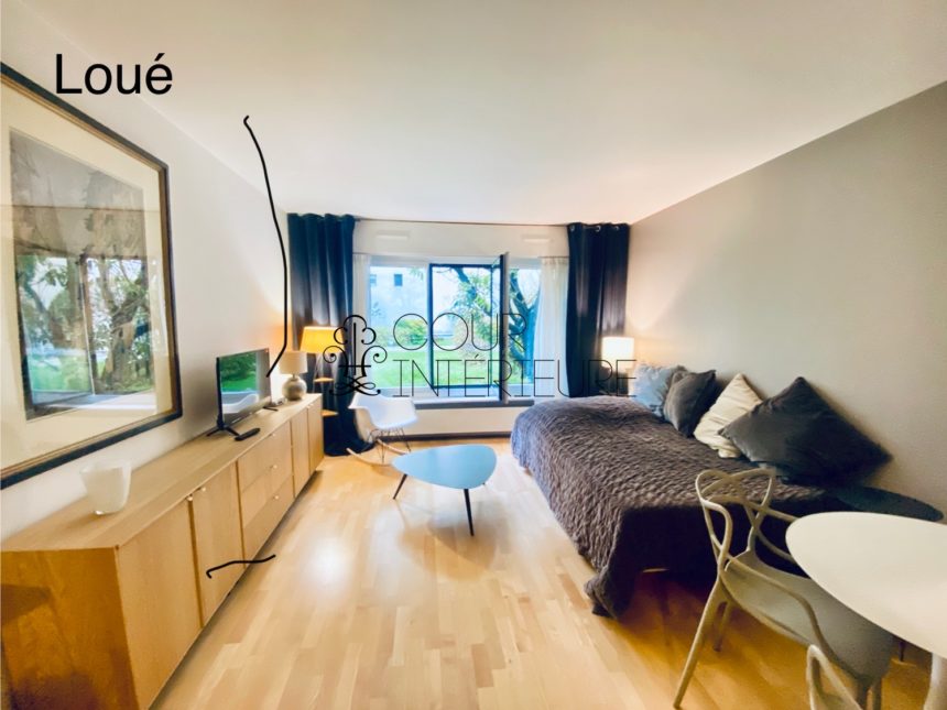 MEUBLÉ – Studio avec lit double – 27 m2 – Paris 9ème – Rue Rochechouart – 1er étage – Loyer charges comprises : 1.200 € (chauffage collectif)